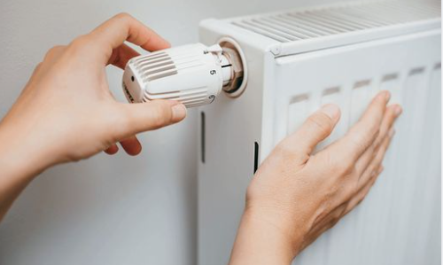 Virgil Popescu, despre recomandarea Comisiei Europene ca iarna temperatura să fie în clădiri setată la 19 grade: Mi se pare frig / Nu îmi doresc restricţii de electricitate şi de gaz / Se pierde foarte multă energie în clădirile publice
