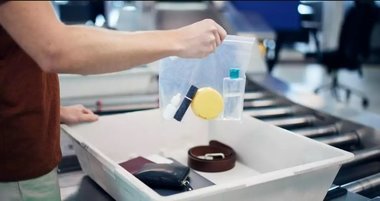 Premieră pe Aeroportul Cluj: Pasagerii nu mai trebuie să scoată lichidele şi aparatele electronice din bagajele de mână, după achiziţionarea de echipamente performante / Controlul de securitate este realizat de Brigada Antitero a SRI 