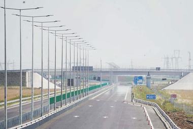 Grindeanu: Vor fi daţi saptămâna viitoare în folosinţă încă 21,35 de km din Tronsonul 2 al Drumului Expres Craiova-Piteşti. Practic cei aproape 40 de km ai acestui tronson vor asigura inclusiv varianta de ocolire a municipiilor Slatina şi Balş