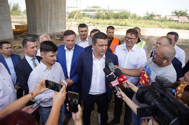 Grindeanu: Dacă va menţine constructorul ritmul de lucru, sunt şanse mari ca Pasajul de la Drajna, de 2,74 km, să fie deschis mai devreme decât prevede contractul şi anume iunie 2023