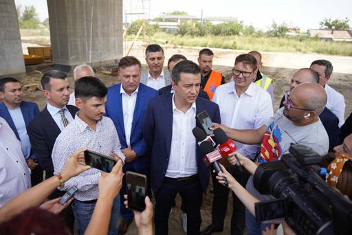Grindeanu: Dacă va menţine constructorul ritmul de lucru, sunt şanse mari ca Pasajul de la Drajna, de 2,74 km, să fie deschis mai devreme decât prevede contractul şi anume iunie 2023