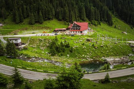 INS: Sosirile înregistrate în structurile de primire turistică, în primul semestru, au însumat 4,432 milioane de persoane, în creştere cu 35,4% faţă de perioada similară din 2021