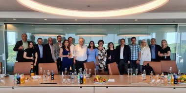 PepsiCo va deţine 20% din acţiunile Aqua Carpatica şi va avea drepturi de a distribui apa de izvor în România şi în Polonia, inclusiv în Statele Unite. Jean Valvis vrea să listeze Aqua Carpatica la bursă