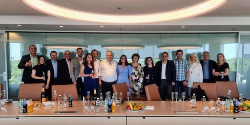 PepsiCo va deţine 20% din acţiunile Aqua Carpatica şi va avea drepturi de a distribui apa de izvor în România şi în Polonia, inclusiv în Statele Unite. Jean Valvis vrea să listeze Aqua Carpatica la bursă