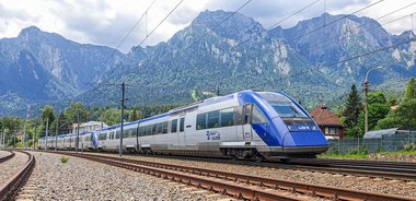 Trafic cu locomotive diesel între Braşov şi Timişu de Sus în urma unui deranjament la sistemul de alimentare cu energie electrică
