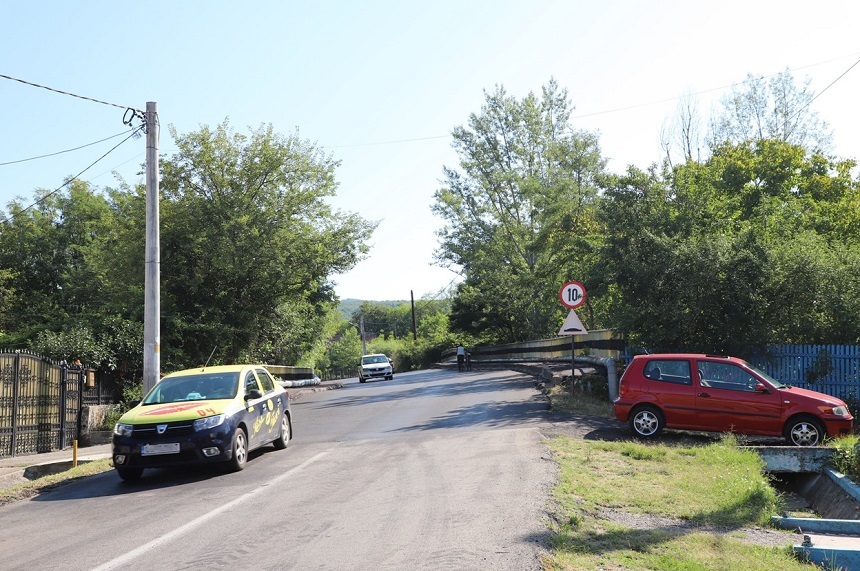 Autorităţile din Râmnicu Vâlcea propun restricţii rutiere de tonaj şi de gabarit pe un pasaj de cale ferată. Măsura, luată „pentru evitarea unei catastrofe” şi în contextul în care podul e afectat de alunecări de teren - FOTO
