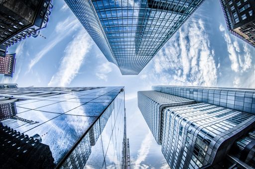 Colliers: Boom-ul comerţului electronic încetineşte, un semnal clar al unui consumator mai cumpătat în marile oraşe. Discounterii câştigă o mai mare cotă de piaţă  