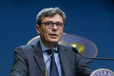 UPDATE - Guvernul a extins perioada plafonării preţurilor la energie electrică şi gaze naturale până la 31 august 2023/ A fost stabilit un plafon maxim de decontare de către bugetul de stat al megawatt-ului de energie electrică la 1.300 de lei