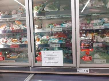 Comisarii ANPC au dat amenzi de peste 3,5 milioane de lei la magazine Penny / Zeci de unităţi au fost închise / Printre nereguli: alimente expirate, vitrine frigorifice cu praf şi insecte, spaţii de depozitare neigienizate - FOTO