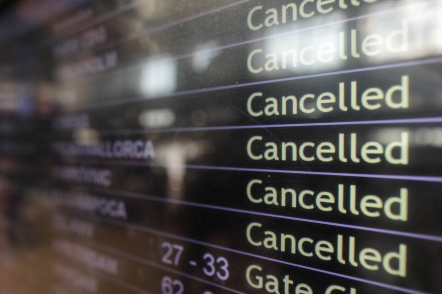 Suspendarea zborurilor Blue Air - 14 zboruri anulate pe Aeroportul Otopeni, iar pentru 7 dintre ele pasagerii realizaseră toate formalităţile şi urmau să urce în avion - FOTO 