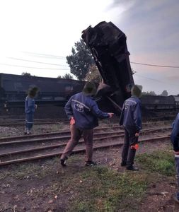 Un deputat USR acuză o tentativă de muşamalizare a unui accident de muncă la CE Oltenia / Locomotiva unui tren cu 16 vagoane, pline cu cărbune, a rămas fără frâne, iar mai multe vagoane au deraiat - FOTO