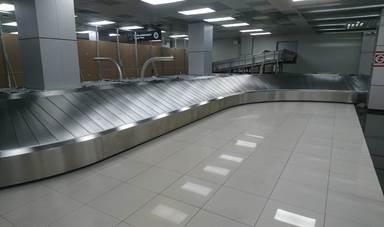 Compania Aeroporturi Bucureşti începe înlocuirea benzilor de bagaje din zona de sosiri – Este posibilă creşterea timpului de aşteptare pentru pasagerii care îşi recuperează bagajele / Investiţia, 3,2 milioane de euro  