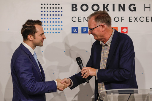 Gigantul american Booking deschide în România primul Centru de Excelenţă al grupului, o investiţie estimată la 100 de milioane de euro pe o perioadă de cinci ani, în care îşi propune să creeze 500 de locuri de muncă
