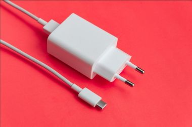 Asociaţie: Românii au în casă peste 40 de milioane de încărcătoare de telefon ieşite din uz, ce pot deveni periculoase dacă nu sunt reciclate