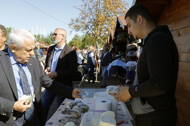 Ministrul Agriculturii a deschis a XVI-a ediţie a Târgului „Toamna Buzoiană”, unde a cumpărat produse de la aproape toţi comercianţii