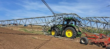Linie electrică importantă pentru zona Dobrogea, afectată, după ce un stâlp a fost doborât de un utilaj agricol / Intervenţie pentru remedierea   
