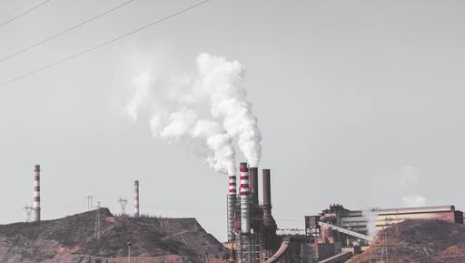 ANALIZĂ: În fiecare an România aruncă în aer peste 13 milioane tone de dioxid de carbon din producerea cimentului