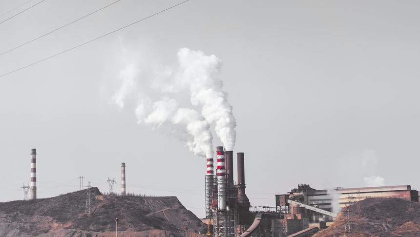 ANALIZĂ: În fiecare an România aruncă în aer peste 13 milioane tone de dioxid de carbon din producerea cimentului