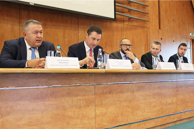 Conferinţa ”Potenţial verde pentru o industrie a viitorului" - Preşedintele CCIA: Lemnul românesc n-ar trebui să părăsească ţara decât sub formă de produse de mobilier / Ministrul Mediului afirmă că pădurile trebuie să rămână sănătoase 