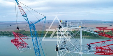 Linia electrică aeriană Cernavodă-Stâlpu, investiţie de 75 de milioane de euro - Proces tehnic unic în România, cei mai înalţi stâlpi din Reţeaua Electrică de Transport, de 150 de metri înălţime, ridicaţi cu macara de 600 de tone special adusă din Germania