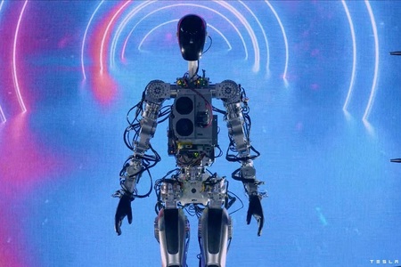 Elon Musk a prezentat un prototip al robotului său umanoid ”Optimus”, prezicând că Tesla va putea produce milioane de exemplare