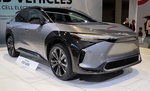 Toyota Motor a reluat producţia primului său vehicul electric, bZ4X, după ce a remediat potenţialele probleme de siguranţă