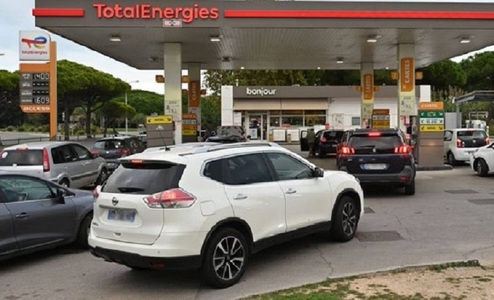 Franţa: Grevele care au lăsat fără carburanţi o treime din benzinării vor continua cel puţin şi marţi, potrivit sindicatului CGT