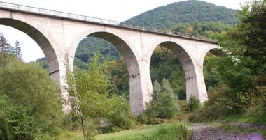 Prefectura Hunedoara cere Ministerului Transporturilor transferul unor terenuri de pe traseul unei linii ferate dezafectate / Instituţia reclamă un blocaj la nivelul CFR Timişoara 
