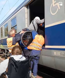 Senator: Cum arată cinismul în România - persoanele cu dizabilităţi primesc gratuit 6 călătorii cu trenul, dar nu se pot urca în el / Senatorul publică o fotografie care surprinde o persoană în scaun cu rotile, care este urcată în tren de angajaţii CFR 