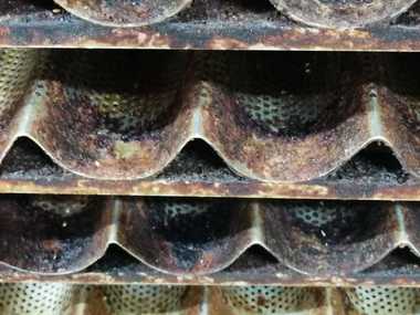 Control al comisarilor de la Protecţia Consumatorului la o fabrică de pâine din Bolintin Vale - S-au găsit utilaje cu aluat întărit pe ele, gândaci şi produse depozitate direct pe paviment / Comisarii propun închiderea unităţii   
