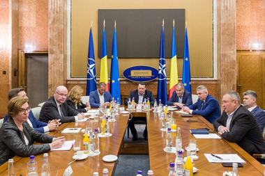 Premierul şi liderii Coaliţiei, întâlnire cu reprezentanţii furnizorilor şi distribuitorilor de energie – Se caută soluţii pentru ca preţurile practicate la consumatorul final să fie la un nivel cât mai accesibil 