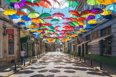 INS: În România erau, la 31 iulie, 9.120 structuri de primire turistică, cele mai multe în Braşov, Constanţa şi Suceava. Doar 36 de hoteluri sunt clasificate cu 5 stele, iar aproximativ 55% sunt clasificate cu 3 stele 