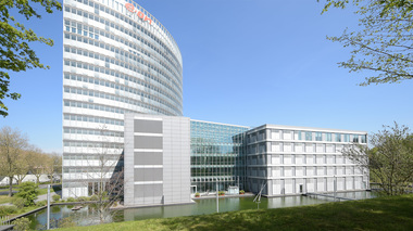 Grupul german E.ON anunţă că îşi va reduce consumul de energie al propriilor clădiri cu cel puţin 20%, în medie, în toate locaţiile din Germania. Temperatura din încăperi va fi redusă la 19 grade C şi apa caldă va fi oprită oriunde este posibil