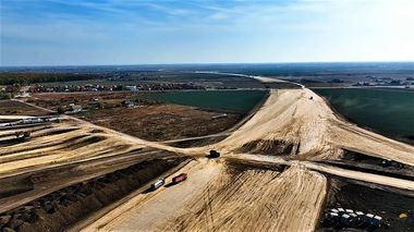 Filmare de pe întreg lotul 4 al Autostrăzii A7 Buzău-Focşani / ONG: Minunea cocoşată de la Focşani prinde formă - VIDEO

