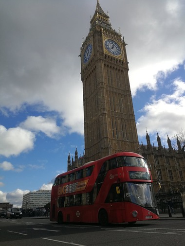 Avocat român în Marea Britanie: Aici poţi înfiinţa o firmă în mai puţin de două ore. Românii îşi deschid companii în Marea Britanie în domeniul construcţiilor, în transport, IT, inovaţie şi tehnologie