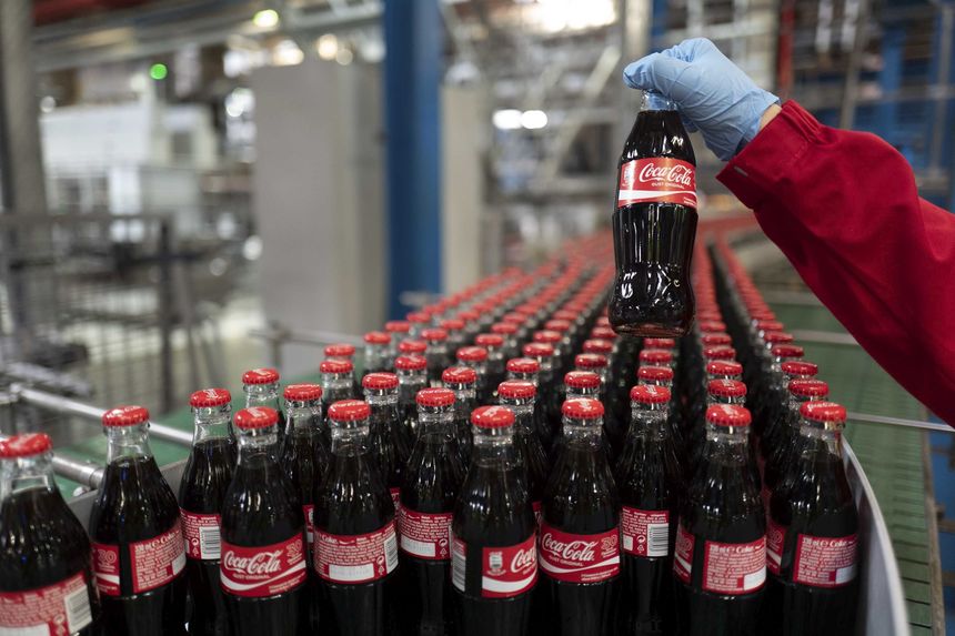 Raport de sustenabilitate Coca Cola România - Ţintele companiei includ: utilizarea în proporţie de 100% de energie electrică din surse regenerabile, creşterea gradului de utilizare a PET-ului reciclat şi înlocuirea frigiderelor cu unele mai eficiente energetic