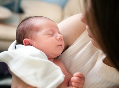 INS: În septembrie s-au înregistrat 19.774 decese, mai puţine decât în august, şi s-au născut 17.460 copii, cu 688 mai puţini decât în august