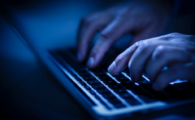 Imagini din filme pentru adulţi, difuzate în timpul dezbaterii organizate de Ministerul Digitalizării pe tema legii securităţii cibernetice / Minister: E regretabil. Incidentul nu va rămâne fără consecinţe - FOTO