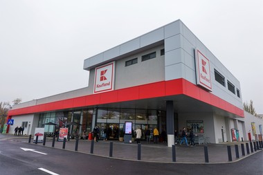 Retailerul Kaufland deschide în România magazinul cu numărul 1.500 al grupului. Compania ajunge la 158 de magazine pe plan local, iar anul viitor vrea să deschidă până în 10 magazine şi să angajeze 1.000 de persoane