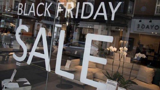 Un număr mic de americani au căutat oferte de Black Friday în magazinele din marile oraşe; vânzările online au atins însă un record de 9,12 miliarde de dolari