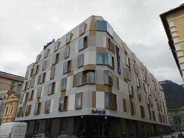 Hotelul Radisson Blu Aurum din Braşov, de cinci stele, estimează o cifră de afaceri de 6,5 milioane euro anul viitor. ”Găsim foarte greu cameriste, salariul este între 2.600 lei şi 3.500 lei net lunar cu bonusuri. Vom angaja şi străini”