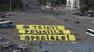 Comunitatea Declic organizează o acţiune în faţa sediului Guvernului, solicitând tăierea pensiilor speciale