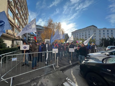 Angajaţii de la Şantierul Naval Mangalia au protestat în faţa sediului Ministerului Economiei / Ei au obţinut suspendarea concedierilor 
