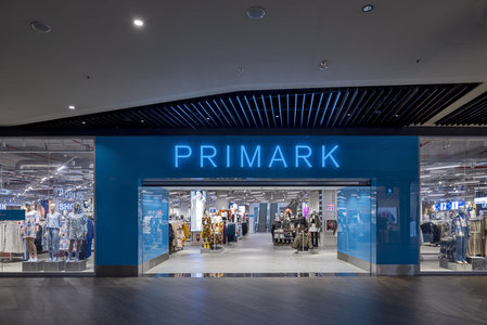 Retailerul irlandez de modă Primark a deschis joi primul magazin din România în mall-ul ParkLake din Bucureşti, cu o investiţie de peste 10 milioane de euro. Grupul vrea să ajungă la 530 de magazine în lume, până la sfârşitul anului 2026