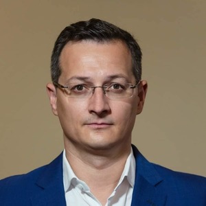 Alin Marius Andrieş, prim-vicepreşedinte PNL Iaşi, numit secretar de stat la Ministerul Finanţelor / El este profesor de economie la Universitatea Alexandru Ioan Cuza din Iaşi

 
