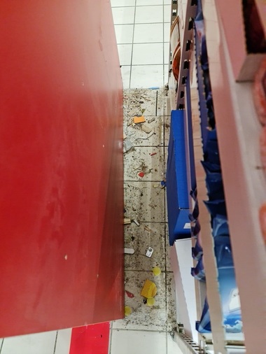 Supermarketul La Cocoş din Bucureşti a fost închis de ANPC/ Echipele de control au găsit mizerie, produse alimentare vândute fără traducerea în limba română/ Unitatea a fost amendată cu 20.000 de lei - FOTO