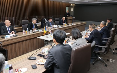 Popescu, întrevedere cu reprezentanţii companiei Korea Hydro Nuclear Power: I-am invitat să investească şi în proiectele de construire a hidrocentralelor alături de Hidroelectrica