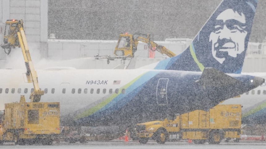 Companiile aeriene din SUA au anulat joi şi vineri peste 2.700 de zboruri din cauza unei furtuni de iarnă