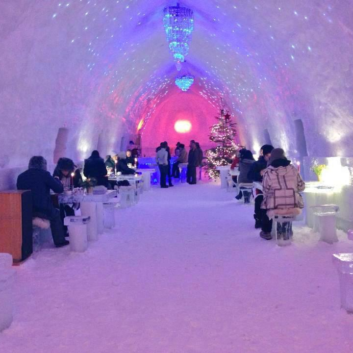Hotelul de gheaţă din Munţii Făgăraş, construit din blocuri scoase din lacul Bâlea, a primit primii vizitatori din acest sezon
