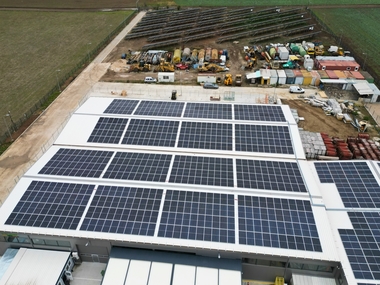 E.ON a construit o centrală fotovoltaică de 1,1 MW pentru compania Transparent Design, cel mai mare procesator de sticlă plană din România, investiţie de aproape 1,6 milioane de euro

